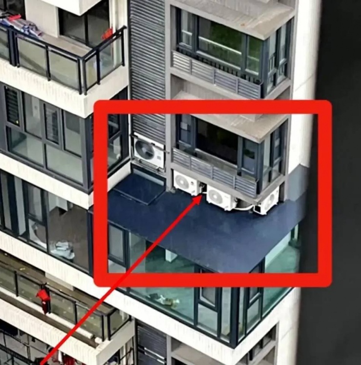 4 cục nóng điều hòa của nhà hàng xóm tầng dưới lắp sát cửa phòng ngủ nhà ông Ngô. Ảnh: QQ