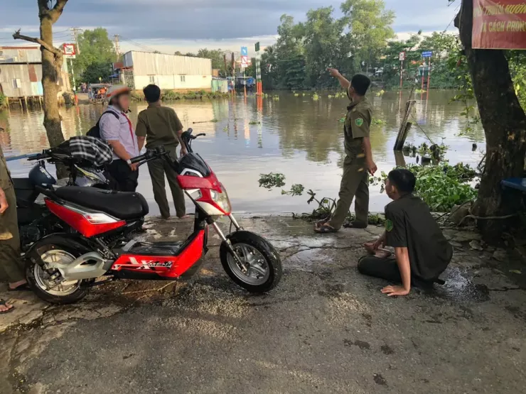 Chiếc xe điện cũng được anh Huy hỗ trợ đưa lên bờ. Ảnh: HT