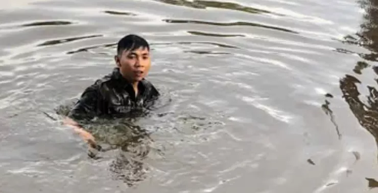 Anh Nguyễn Hoàng Huy lúc lao xuống sông cứu người