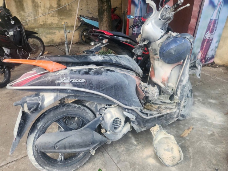 Một xe máy bị lửa làm hư hỏng.