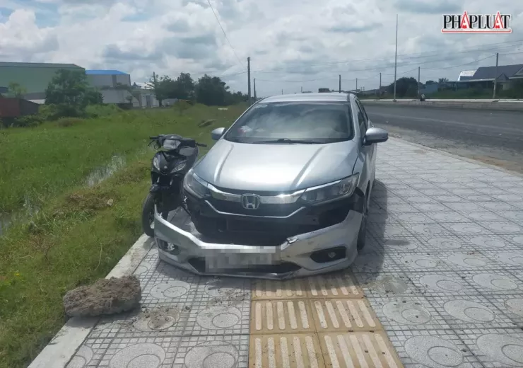 Ô tô bị hai tên trộm chó đập vỡ phần đầu xe. Ảnh: NDCC