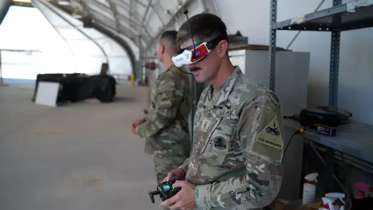 Binh lính Mỹ được huấn luyện chuẩn bị cho chiến tranh UAV tại căn cứ quân sự Fort Bliss, bang Texas (Mỹ). Ảnh: CNN