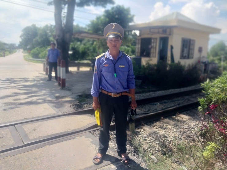 Anh Nguyễn Sơn Oánh kể lại giây phút cứu người. Ảnh: N.NĂM