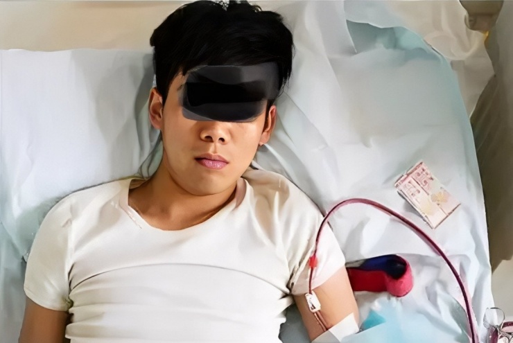 Năm 2011, một thiếu niên 17 tuổi ở tỉnh Hồ Nam (Trung Quốc) đã không ngần ngại cắt bỏ quả thận phải của mình, thông qua việc ‘bán thận’ để đổi lấy một chiếc iPhone 4. Ảnh: Baidu