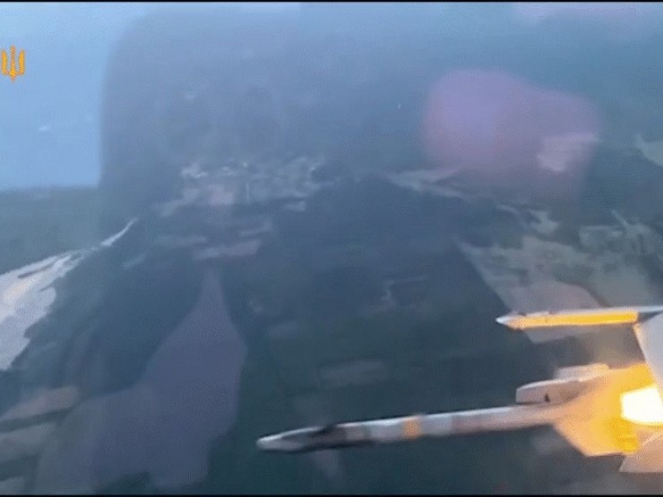 Khoảnh khắc tiêm kích F-16 của Ukraine khai hỏa