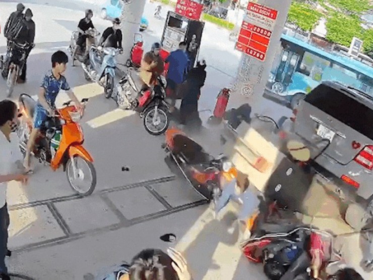 Video ô tô lùi trúng trụ bơm xăng ở Hà Nội gây cháy, nhân viên thoát nạn trong tích tắc