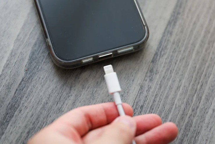 Khi có độ ẩm, tốt nhất không nên sạc iPhone, ngoại trừ trường hợp khẩn cấp.
