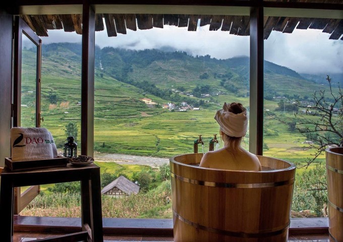 Khu vực tắm lá thuốc Dao đỏ nhìn ra ruộng lúa. Ảnh: Lá Dao Spa &amp; Coffee House