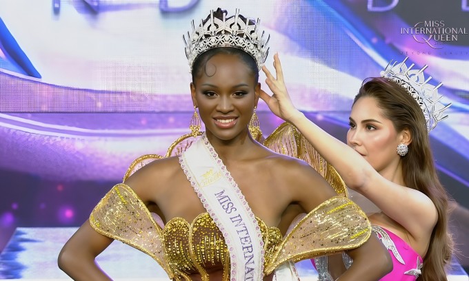 Trải qua nhiều phần trình diễn, Midori Monet xuất sắc giành vương miện Miss International Queen 2025 trong chung kết diễn ra tại Thái Lan tối 20/9. Cô đánh bại 22 thí sinh khác từ khắp thế giới, bao gồm hai gương mặt sáng giá của top 3 là Hoa hậu Chuyển giới Cuba Olivia Lauren (á hậu 1) và Hoa hậu Chuyển giới Việt Nam Hà Tâm Như (á hậu 2).
