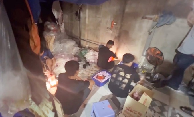 Cảnh sát bắt quả tang nhóm này đang sản xuất hàng trăm nghìn sản phẩm giả. Ảnh: Công an cung cấp