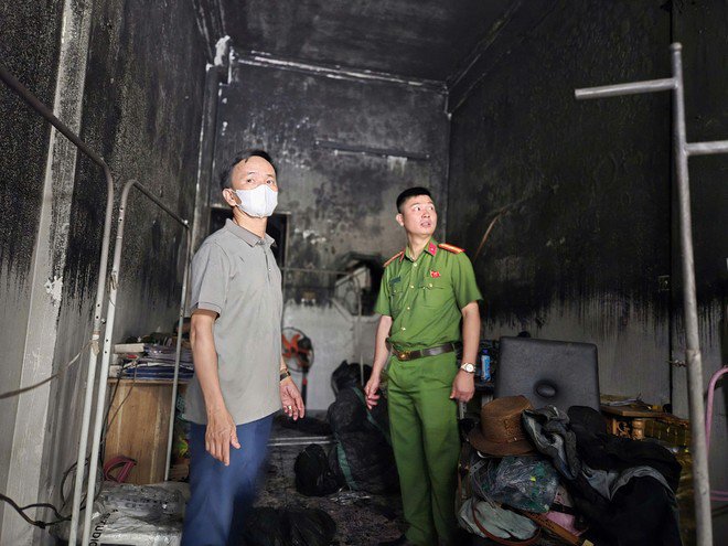 Cảnh sát PCCC và CNCH kiểm tra hiện trường và những tàn tích còn lại sau vụ cháy