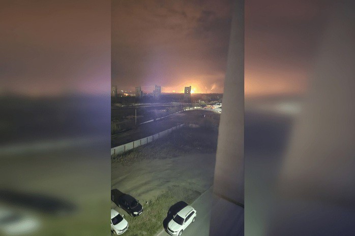 Nga trút mưa tên lửa, Ukraine tấn công nhà máy lọc dầu sâu trong lãnh thổ Nga - 1