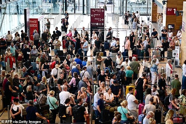 Hành khách xếp hàng tại nhà ga số 1 của sân bay Berlin Brandenburg BER Willy-Brandt ở Schoenefeld, phía đông nam Berlin, Đức. Nguồn: AFP.