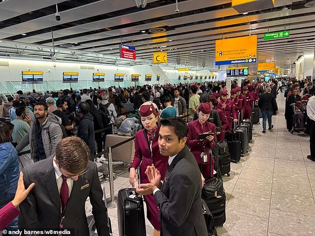 Hàng dài người xếp hàng tại Nhà ga số 4 sau khi tin tặc tấn công. Nguồn: andy barnes/w8media.