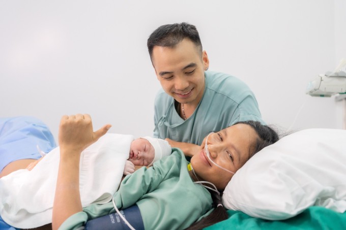 Ông xã không rời H'Hen Niê khi cô sinh con.