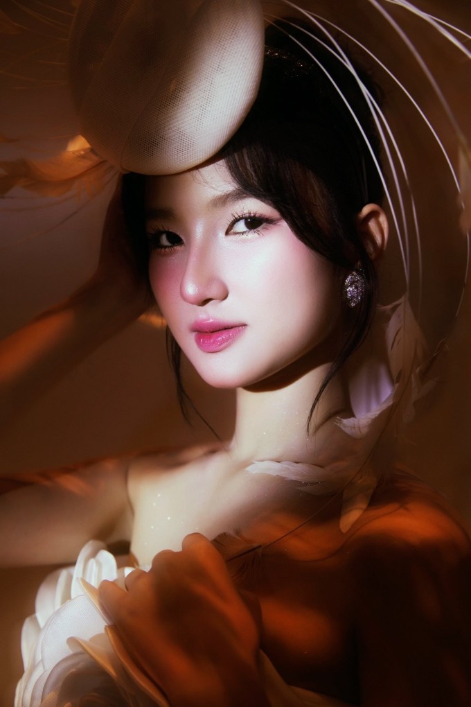 Nhiều khán giả nhận xét Nàng Mơ có gương mặt 'hợp thi hoa hậu hơn người mẫu'.