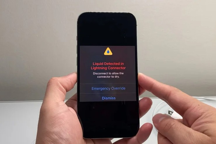 Người dùng sẽ nhận được cảnh báo sạc khi cổng sạc iPhone có dấu hiệu độ ẩm.