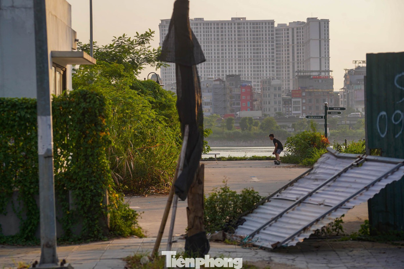Ghế đá, tôn thép… được đặt trước các lối vào công viên để ngăn ô tô, xe máy đi vào.