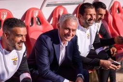 Mourinho thắng đậm trận ra mắt Benfica, trổ tài bắt bóng trêu chọc đối thủ