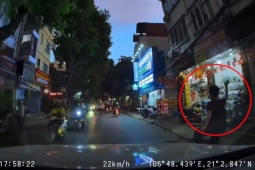 Clip: Kinh hoàng hai xe máy đâm trực di…