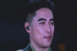 Giải trí - Vũ mặc quân phục gây sốt