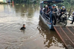 Thanh niên lao xuống sông cứu học sinh