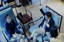 Tin tức trong ngày - Thanh niên đánh người, gây rối ở quán cà phê 'sau cái chỉ tay của tổng tài' bị xử lý thế nào?