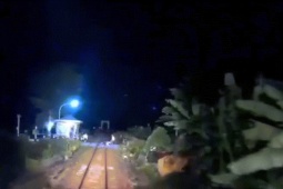 Nhân viên đường sắt dũng cảm cứu người đi đường thoát chết trong gang tấc