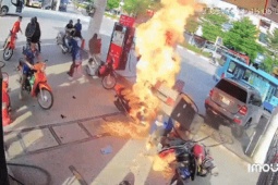 Tin tức trong ngày - Nhân chứng kể giây phút trụ bơm xăng bị ô tô húc đổ, đè trúng nhân viên