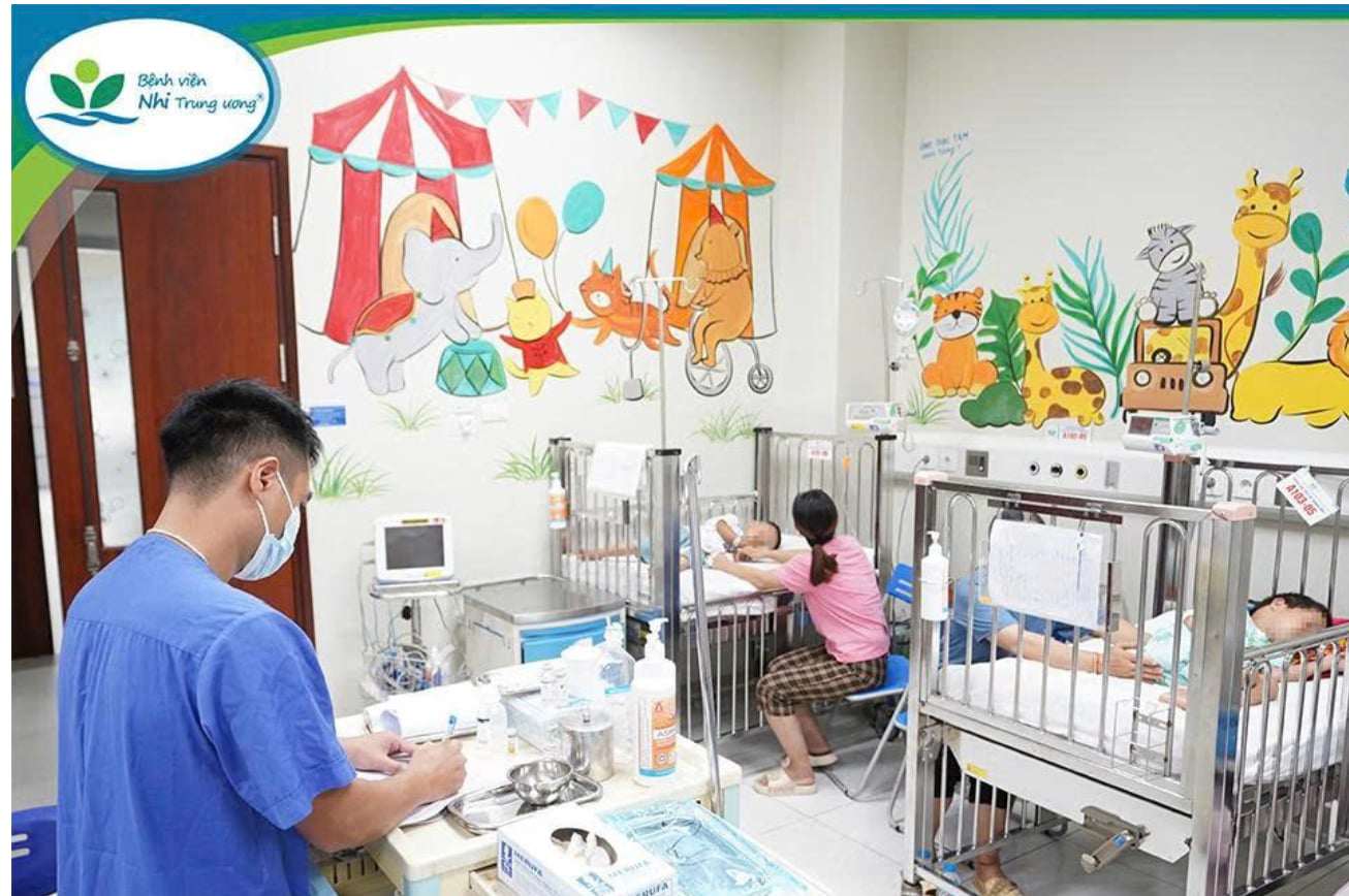 Sau tai nạn ong đốt nghiêm trọng, 2 trẻ còn lại được chuyển đến và điều trị tích cực tại Khoa Cấp cứu và Chống độc – Bệnh viện Nhi Trung ương.