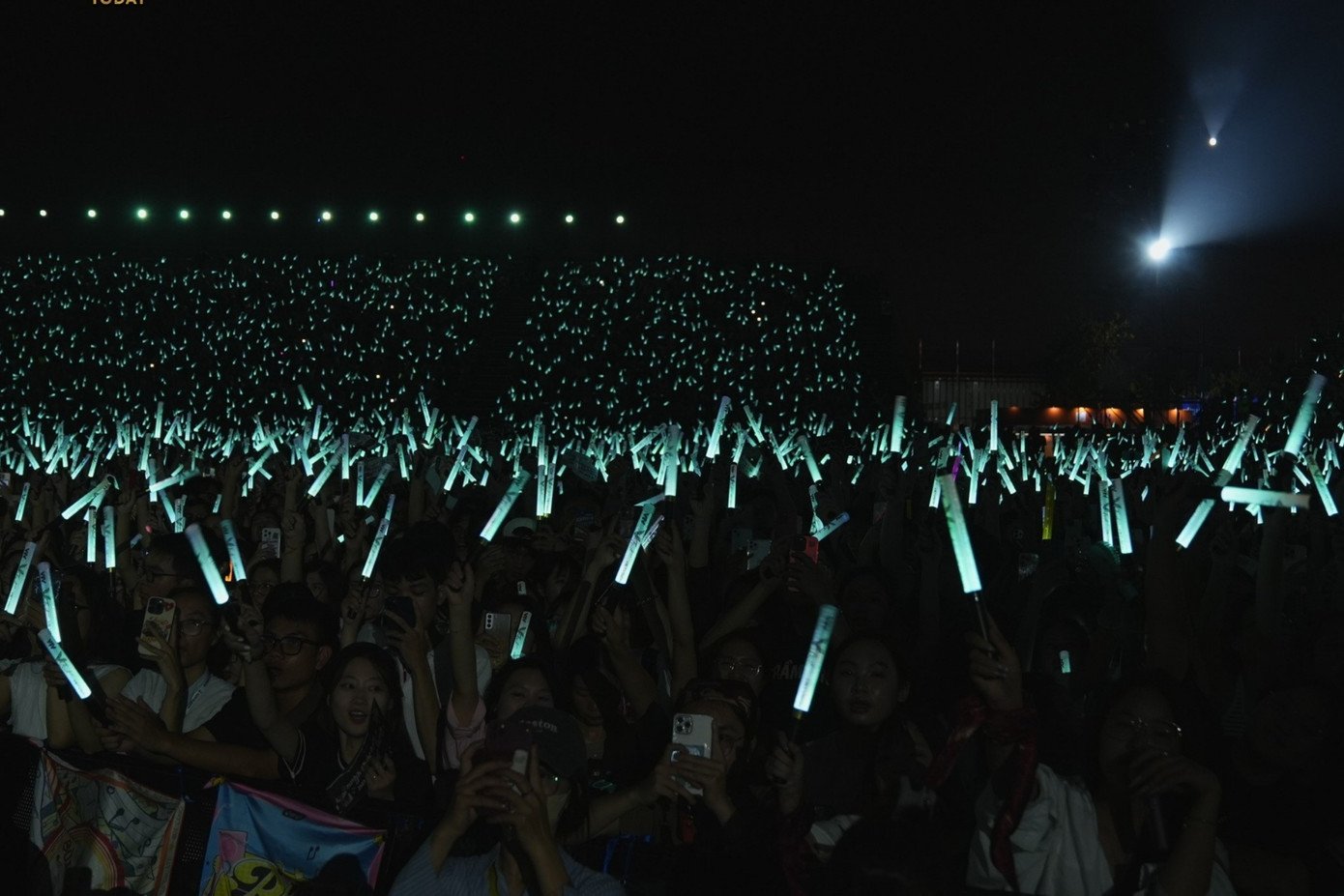 V Fest - Vietnam Today thu hút 22.000 khán giả với dàn nghệ sĩ nổi tiếng tham gia như Vũ Cát Tường, Noo Phước Thịnh, Vũ., Hương Tràm... Sân khấu được thiết kế theo ý tưởng “thành phố trẻ trung, năng động” nhằm thể hiện chủ đề của chương trình.
