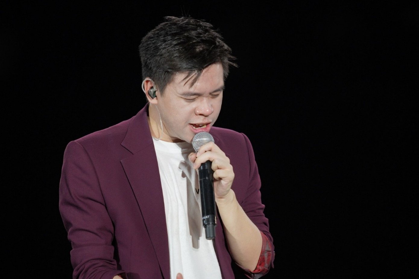 Sau set diễn của Vũ Cát Tường là Vinh Khuất. Nam nghệ sĩ xuất hiện với nhạc cụ dân tộc và trình diễn 3 tiết mục: Quá lâu, Như bài tình ca, Việt Nam. Trên sân khấu V Fest tối 20/9, anh tiết lộ bản thân đã bay 16 tiếng từ Hannover (Đức) về Hà Nội để có mặt ở sân khấu V Fest vào đúng mùa thu - mùa đẹp nhất ở Hà Nội. "Tôi là người Việt Nam sống và làm việc tại Đức nên sự pha trộn giữa âm nhạc dân tộc và âm nhạc hiện đại là điều tất nhiên luôn hiện hữu trong máu của tôi. Trong tương lai, tôi vẫn tiếp tục theo đuổi màu sắc âm nhạc này", Vinh Khuất chia sẻ.