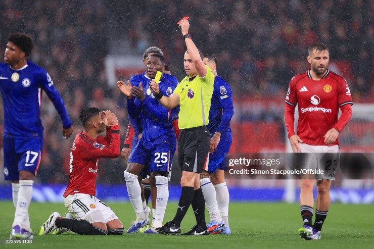 Thẻ đỏ của Casemiro khiến MU đánh mất lợi thế