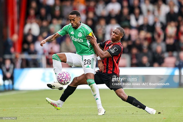 Trận đấu giữa Bournemouth (áo đỏ đen) và Newcastle diễn ra căng thẳng