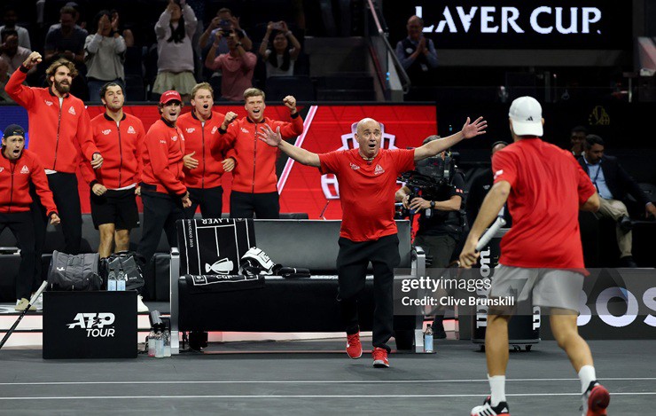 Đội Thế giới ăn mừng chiến thắng của Cerundolo trước Rune