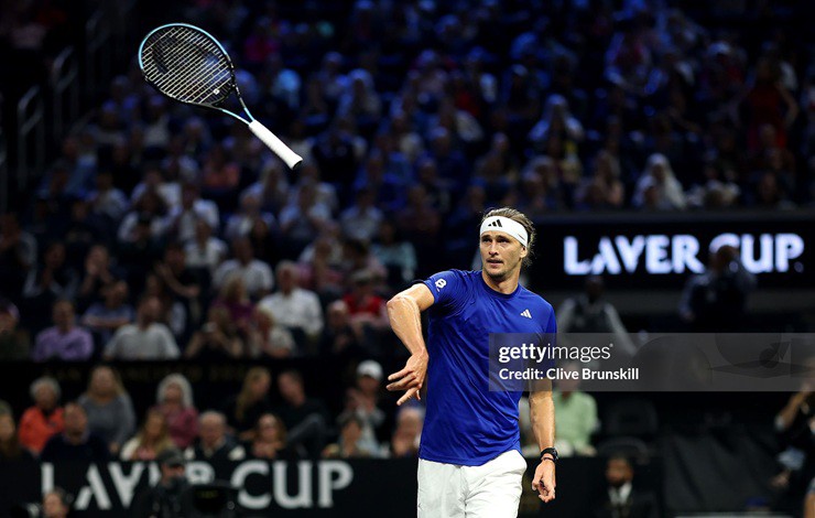 Khoảnh khắc Zverev tức giận ném vợt