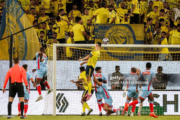 Ronaldo vẫn cho thấy khả năng thi đấu sung mãn với những cú bật nhảy ấn tượng.