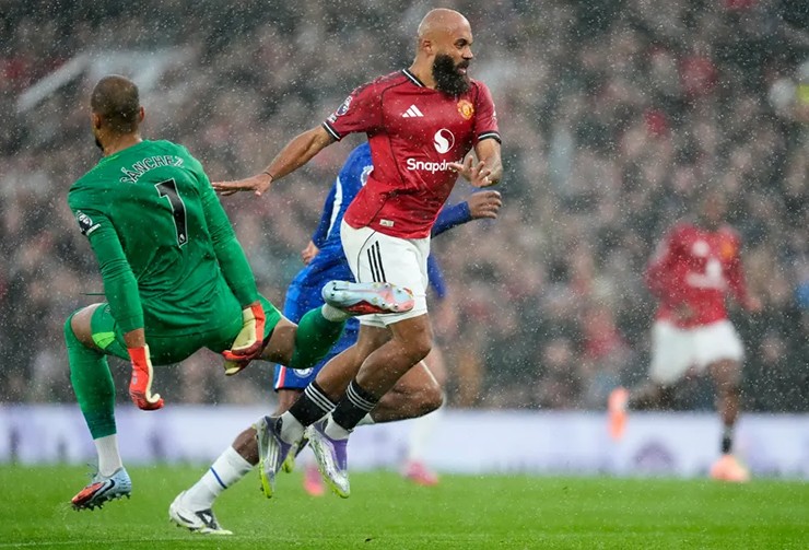 Sai lầm của thủ thành Sánchez kéo theo hiệu ứng domino khiến Chelsea nhận thất bại đầy cay đắng