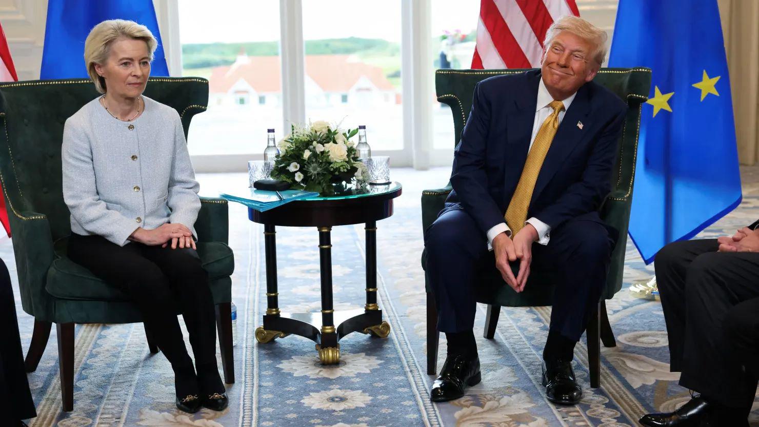 Tổng thống Mỹ Donald Trump gặp bà Ursula von der Leyen tại Turnberry, Scotland, ngày 27/7/2025 (ảnh: Reuters)