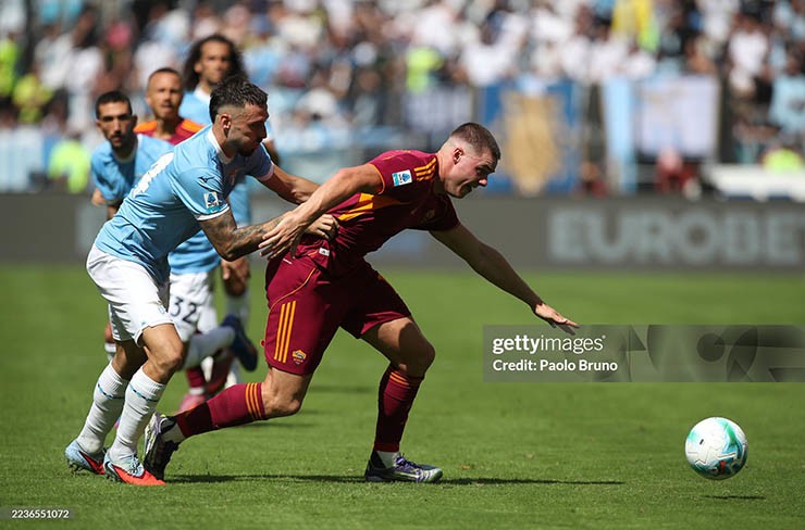 Lazio (áo xanh) và Roma thi đấu quyết tâm