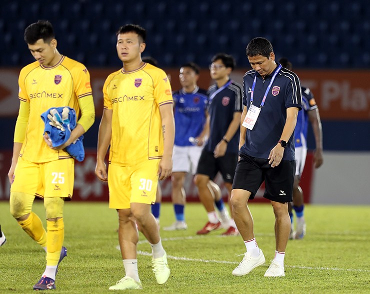 Thầy trò HLV Anh Đức buồn bã sau thất bại trên sân nhà trước Công an TP.HCM.