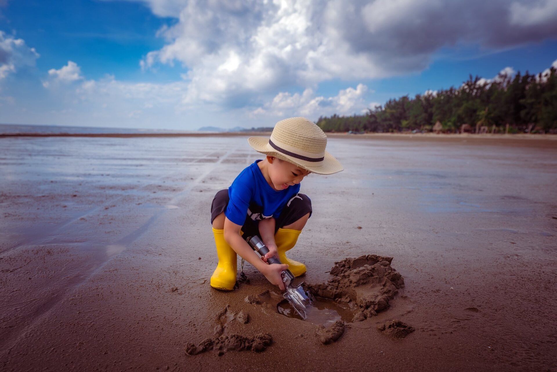 Các bé thích thú chơi xúc cát, bơi lội bên bờ biển