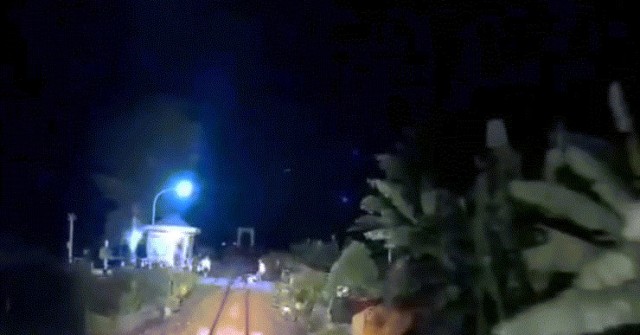 Nhân viên đường sắt dũng cảm cứu người đi đường...