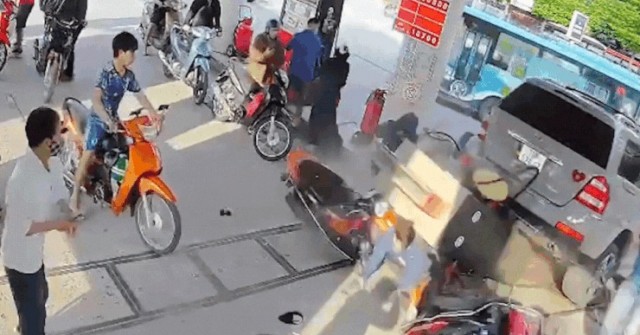 Video ô tô lùi trúng trụ bơm xăng ở Hà Nội gây ...