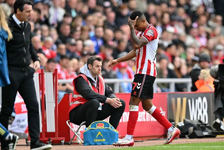 Sunderland đang đá trên cơ thì bị mất người vì thẻ đỏ của Reinaldo