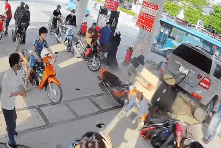 Video ô tô lùi trúng trụ bơm xăng ở Hà Nội gây cháy, nhân viên thoát nạn trong tích tắc - 1