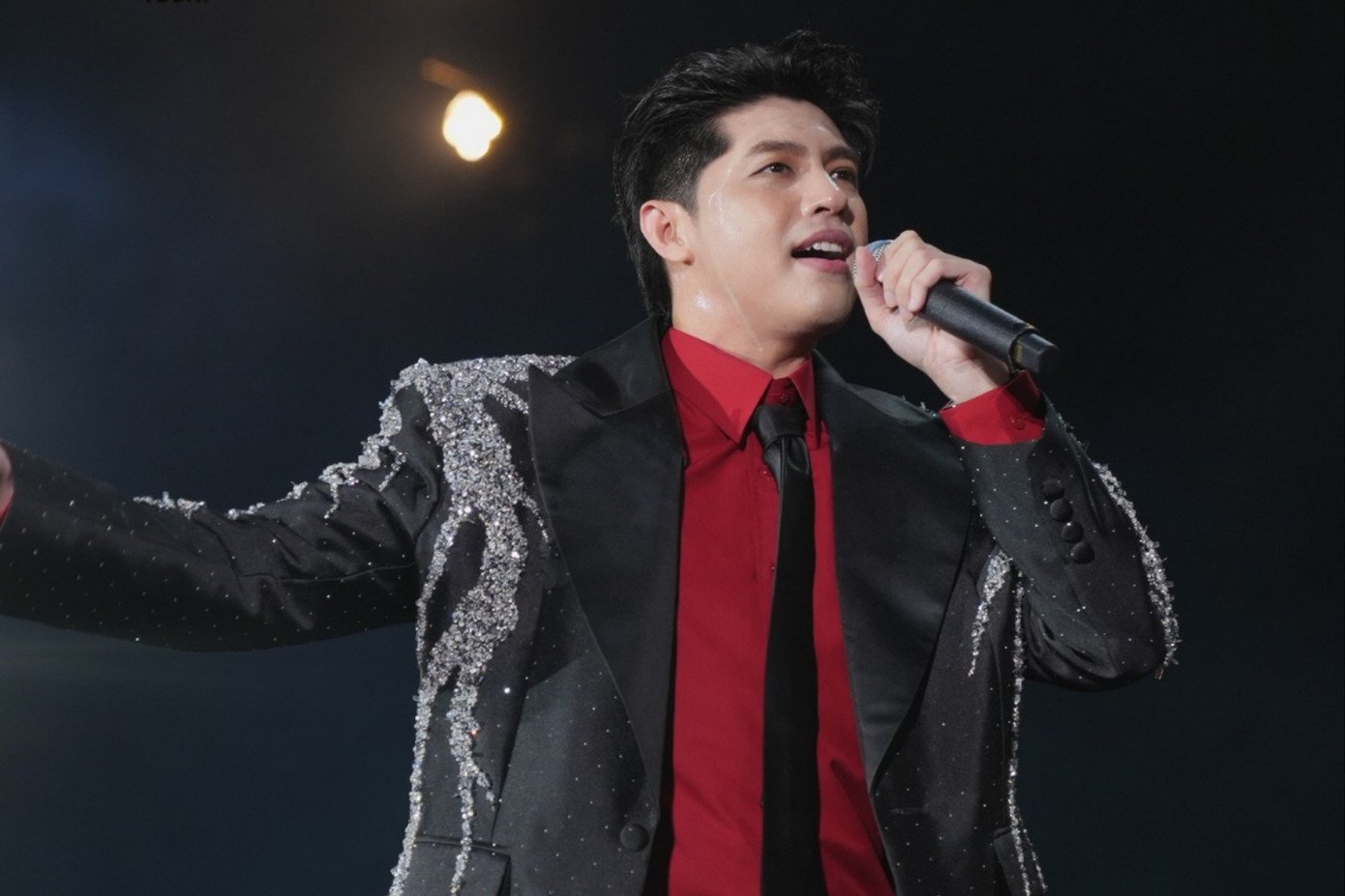 Noo Phước Thịnh là nghệ sĩ cuối cùng biểu diễn trong V Fest - Vietnam Today. Với giọng hát ngọt ngào, trầm ấm cùng ca khúc Việt Nam tươi đẹp Noo Phước Thịnh đã thành công khép lại chương trình. Trước đó, nam nghệ sĩ đã trình diễn: mashup Đổi thay - Lặng thầm - Đùa anh đau đấy, Thương em là điều anh không thể ngờ (Remix)...