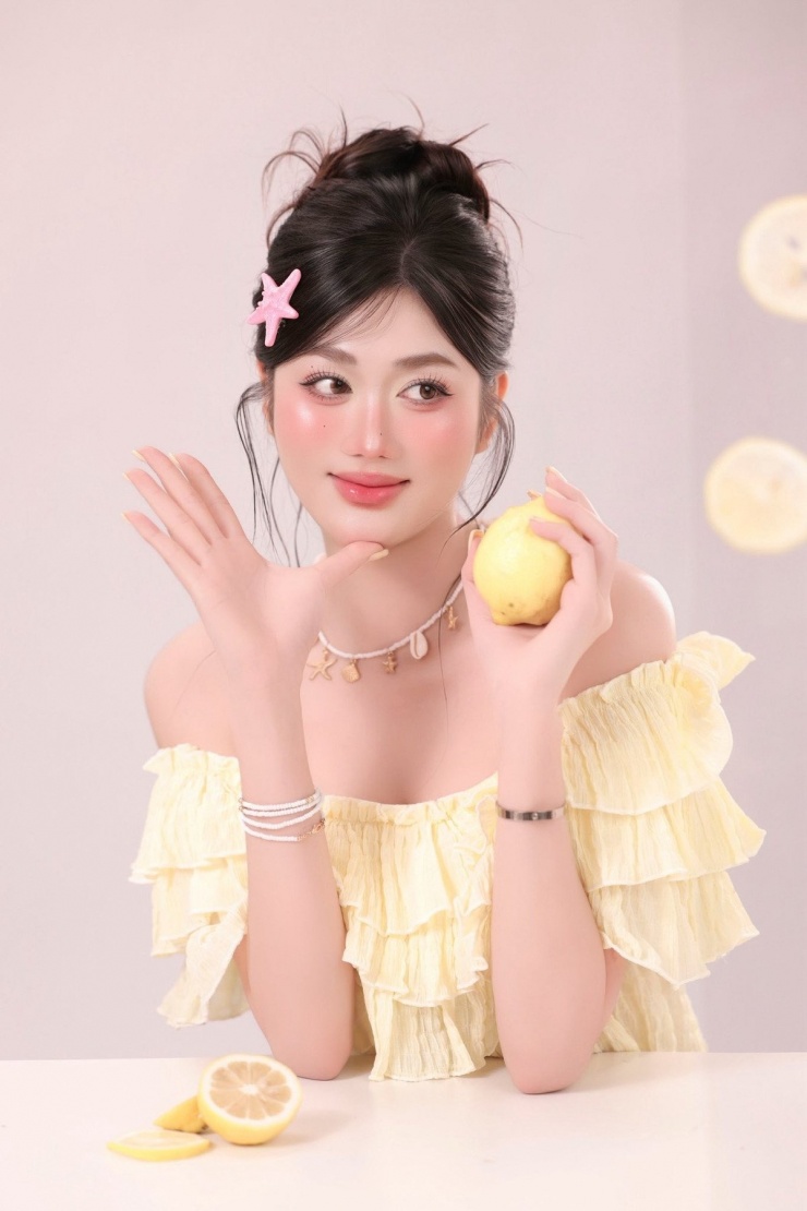 Ngày 18/9, người mẫu Trần Kim Thủy (hay Thủy Kimi) đăng tải loạt ảnh kèm dòng trạng thái: 'Trong tất cả loài cá. Tôi thích nhất là cá nhân tôi'. Bài viết thu hút sự chú ý bởi nét dịu dàng của nàng mẫu, đặc biệt là sự xuất hiện của Nguyễn Đình Bắc dưới phần bình luận.