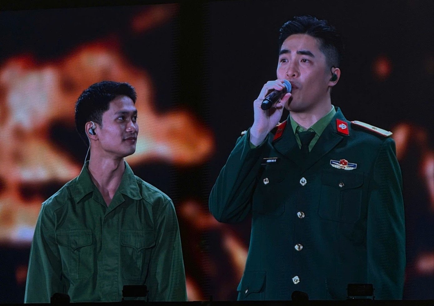 Vũ mặc quân phục gây sốt - 1