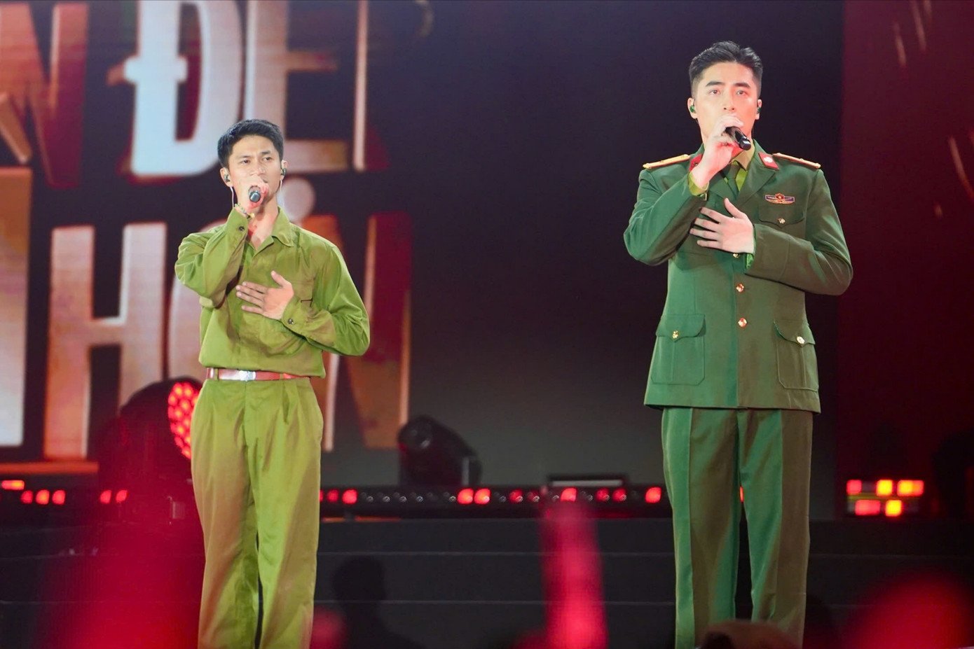 Không chỉ vậy, nam ca sĩ còn khiến hàng vạn khán giả bất ngờ khi mặc quân phục, song ca Còn gì đẹp hơn với Nguyễn Hùng. Bất ngờ hơn nữa, trong phần trình diễn trước đó, Vũ. vẫn đeo kính, để râu, nhưng ngay sau đó, anh đã "biến hình" khi bỏ kính và cạo râu trong bộ quân phục đẹp nhất và đúng điều lệnh.